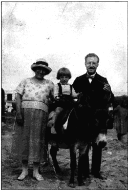 Lex van Delden met zijn ouders Wolf en Sara Zwaap-0livier, Zandvoort 1922