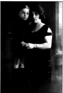 Lex van Delden met zijn moeder, Sara Zwaap-Olivier, 1924