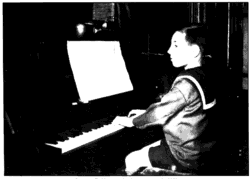 Lex van Delden aan de piano, omstreeks 1930
