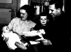 Jetty van Dijk en Lex van Delden met hun zoon Lex en hun dochter Bertie, 1949