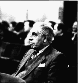 Lex van Delden op zijn vaste plaats in de Grote Zaal van het Concertgebouw, 1982 (foto George Verberne)